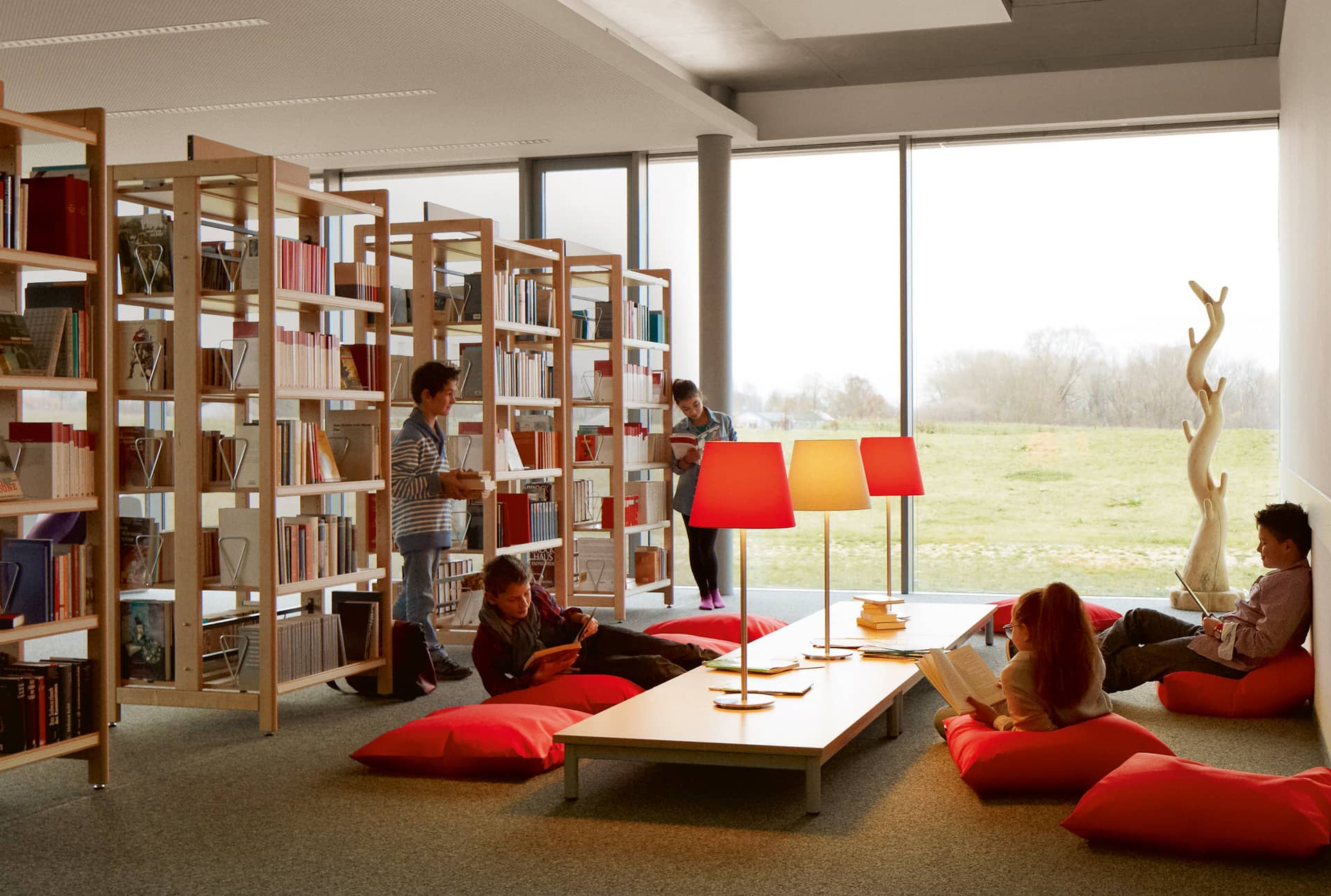 Bibliothek mit großen Fenstern und natürlichem Licht