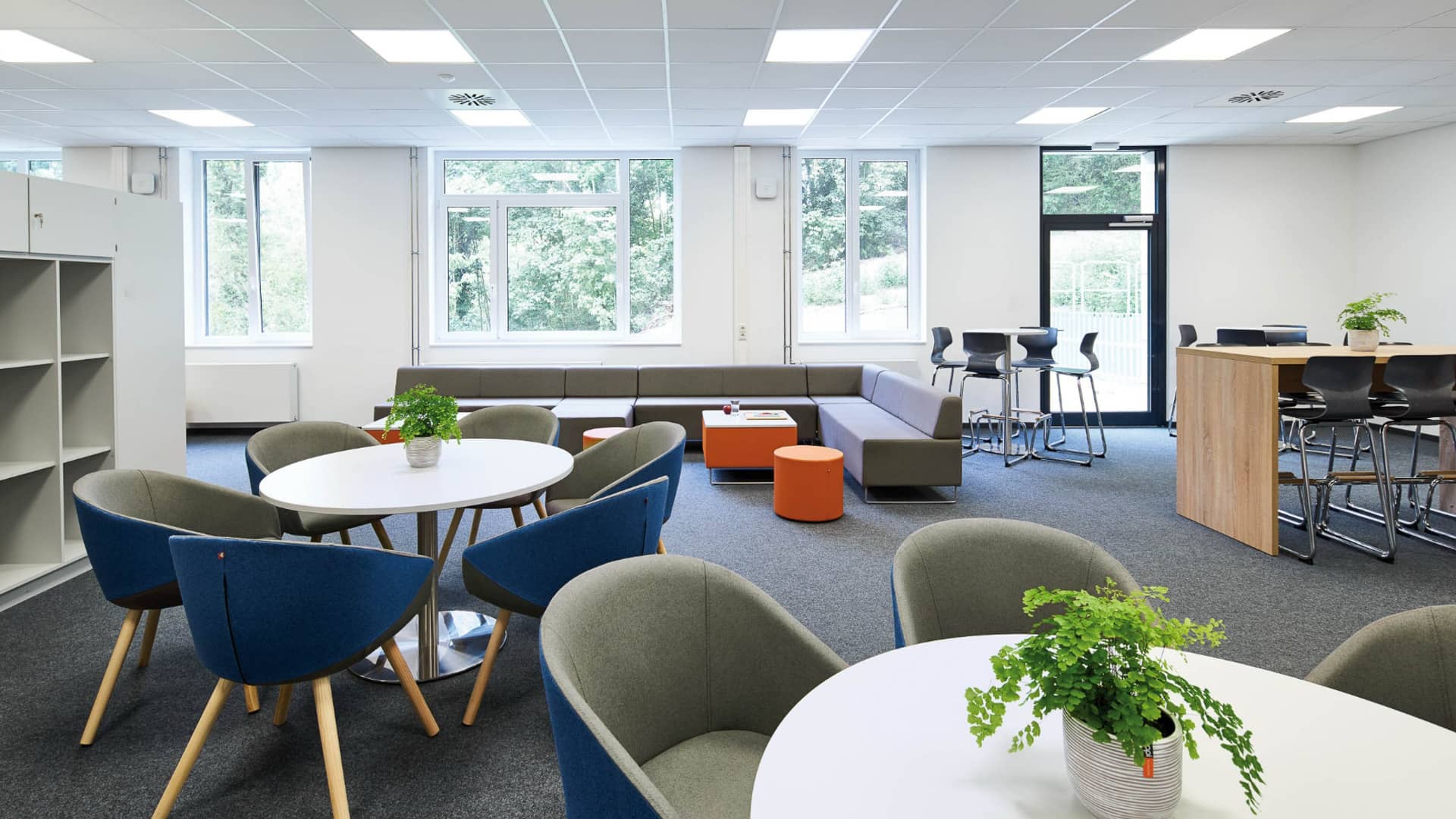 Gemütlicher Rückzugsraum für Lehrende mit Sofas und Tischen