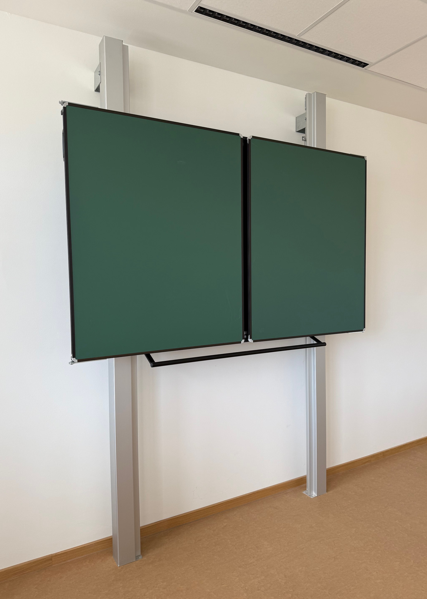 Interaktive Tafel mit Pylonenhalterungssystem und Tafelseitenflügel